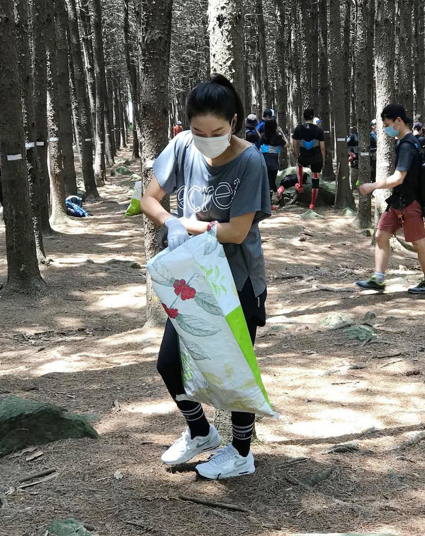 Jinhee Park is ‘plogging’. Plogging is a new term that combines physical activity and nature conservation activities, such as jogging while picking up trash on the side of the road. Provided by Jinhee Park