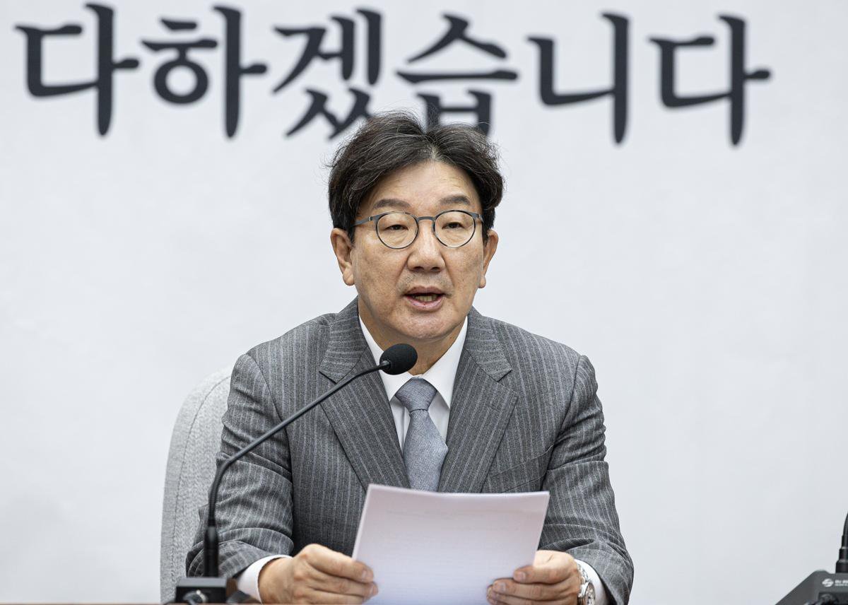 권성동 국민의힘 대표 권한대행 겸 원내대표가 19일 오전 서울 여의도 국회에서 열린 원내대책회의에서 발언을 하고 있다. 2024.12.19/뉴스1