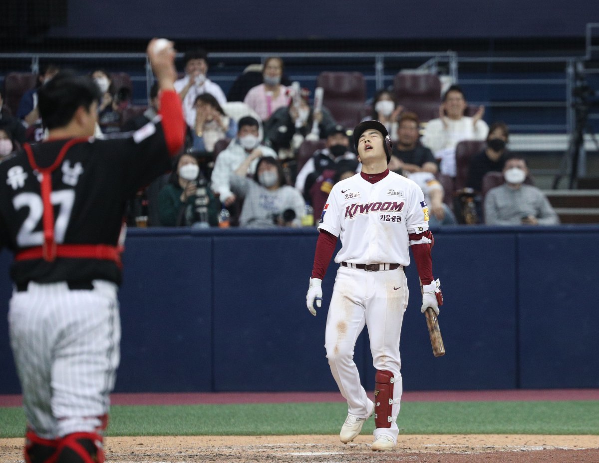 28일 오후 서울 구로구 고척스카이돔에서 열린 프로야구 ‘2022 신한은행 SOL KBO 포스트시즌’ 플레이오프 4차전 LG 트윈스와 키움 히어로즈의 경기 키움 6회말 무사 1루 상황에서 김휘집이 번트에 실패한 후 아쉬움을 드러내고 있다. 2022.10.28/뉴스1 ⓒ News1