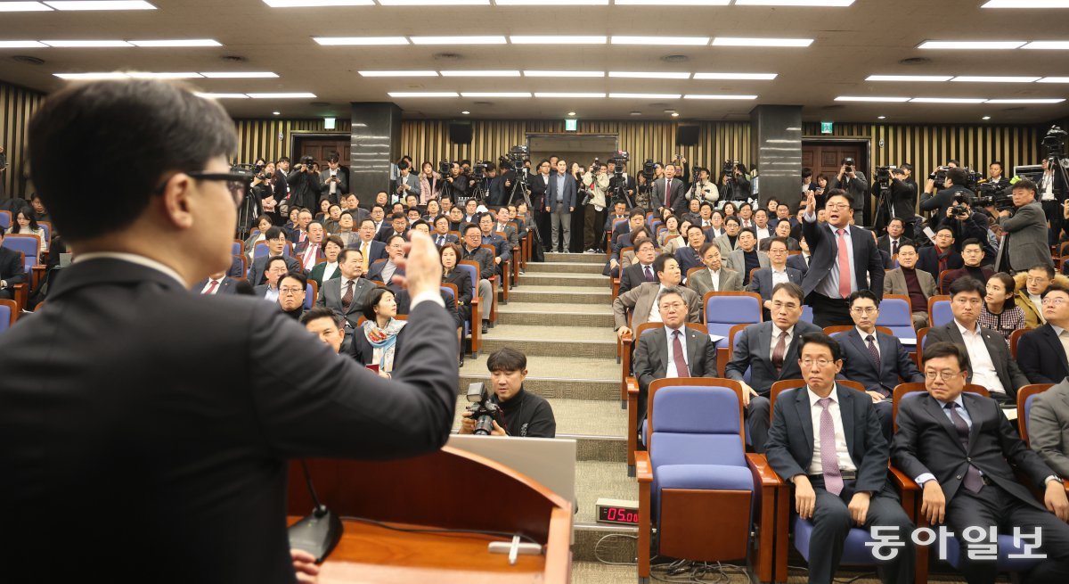 12일 오전 국회 본청에서 원내대표 선출을 위한 국민의힘 의원총회가 열렸다. 한동훈 대표의 모두발언 중 강명구 의원이 일어나 한 대표와 설전을 벌이고 있다. 장승윤 기자 tomato99@donga.com