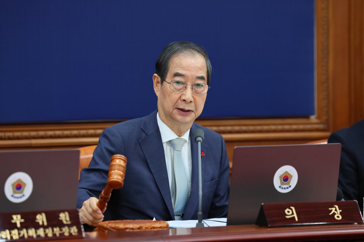 한덕수 대통령 권한대행 국무총리가 19일 서울 종로구 정부서울청사에서 열린 임시국무회의에서 의사봉을 두드리고 있다. (총리실 제공) 2024.12.19/뉴스1