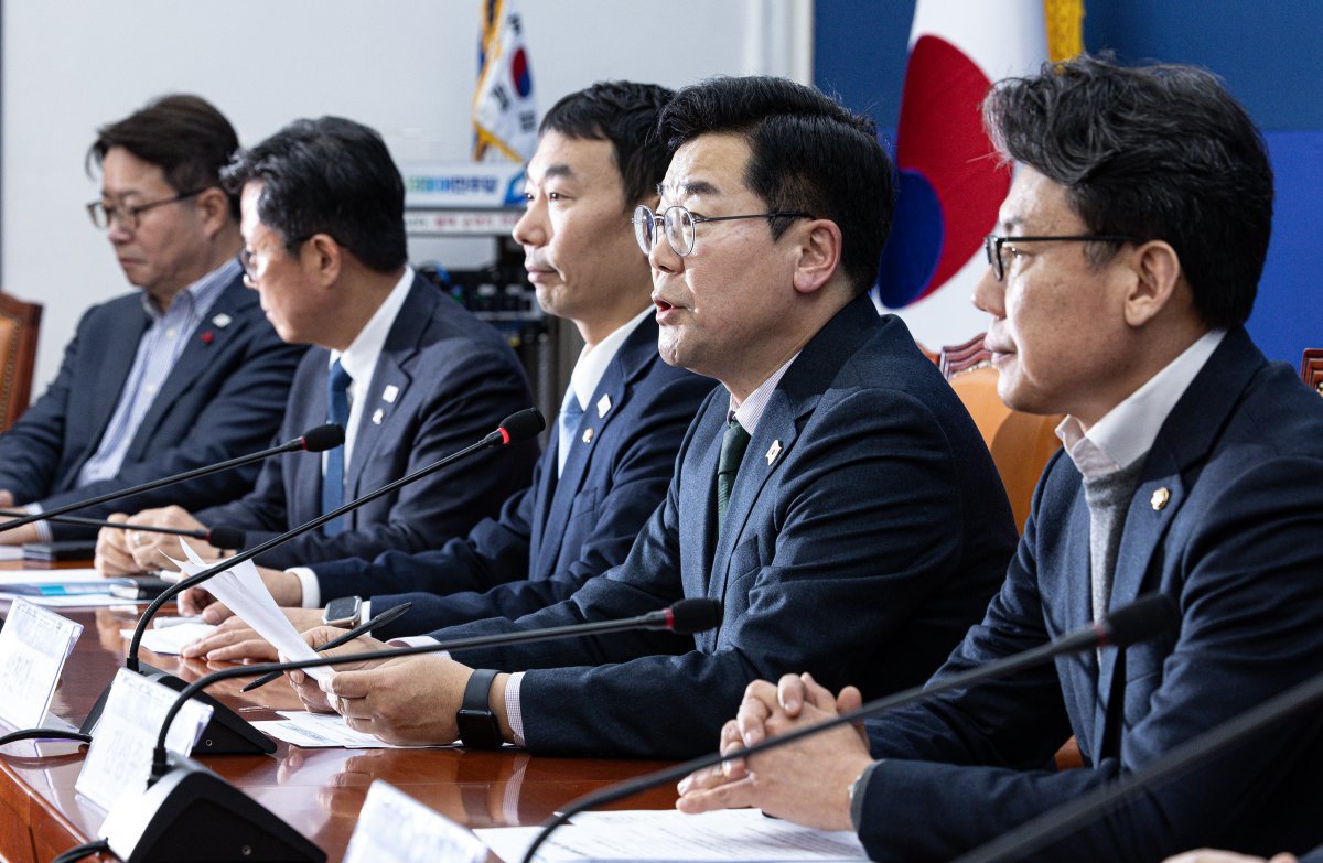 박찬대 더불어민주당 원내대표가 19일 오후 서울 여의도 국회에서 열린 민주당 민생경제회복단 출범 기자회견에서 발언을 하고 있다. 2024.12.19/뉴스1