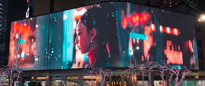 산타로 변신한 카리나의 이야기를 담은 브랜디드 필름 ‘헬로 뉴 산타’에 카리나가 등장한 장면.