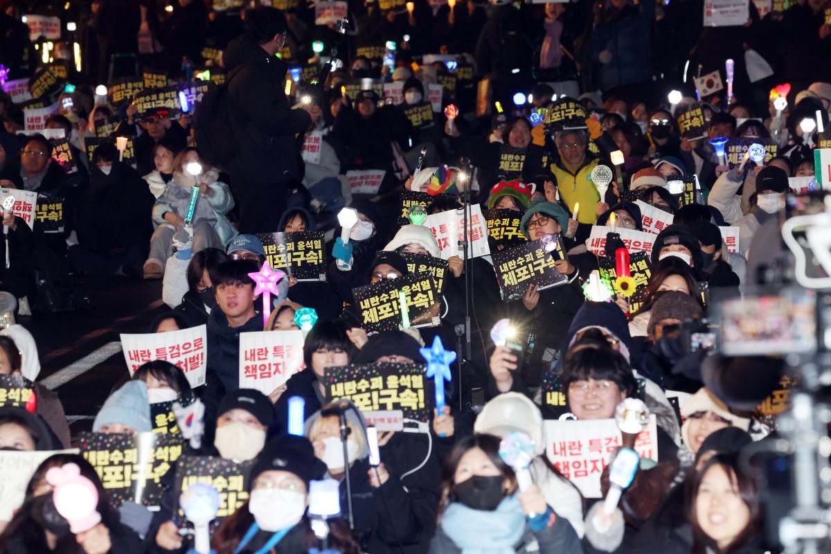 16일 서울 종로구 경복궁 동십자각 앞에서 열린 ‘윤석열 즉각 퇴진·사회대개혁 비상행동’ 집회에서 시민들이 구호를 외치고 있다. 2024.12.16/뉴스1