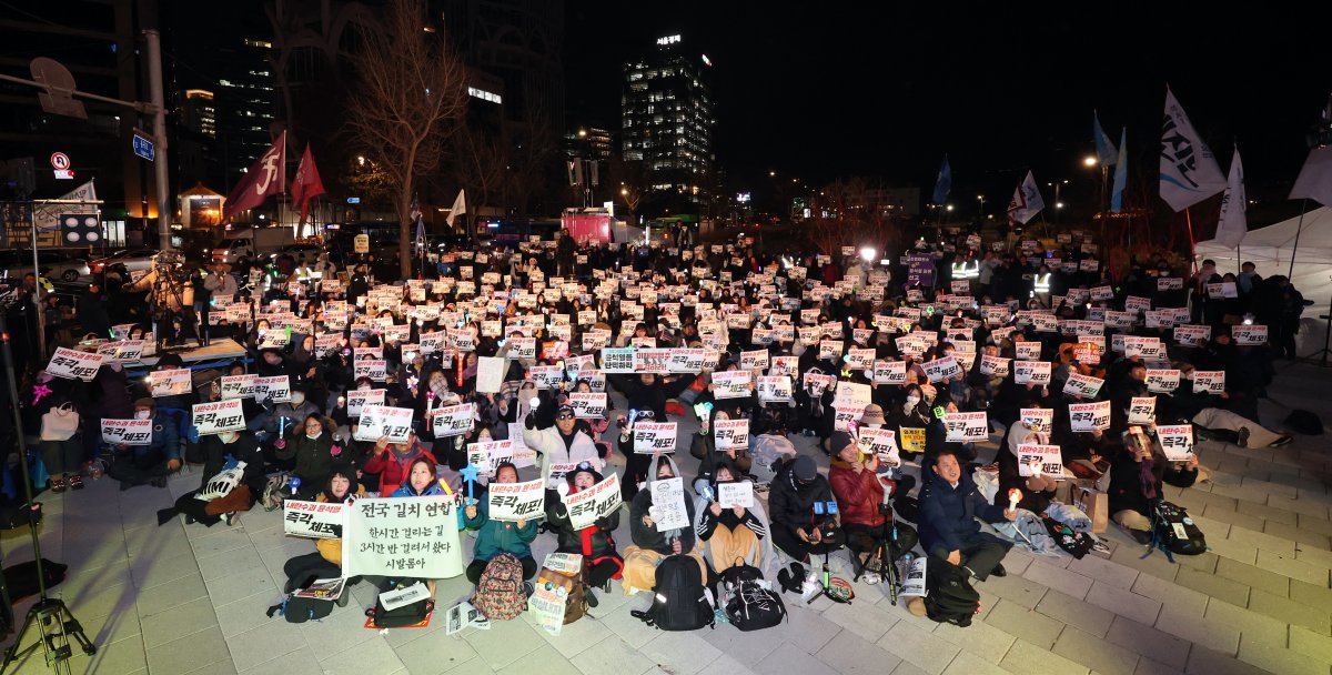 19일 서울 종로구 안국역 인근에서 촛불행동 주최로 열린 ‘윤석열 파면 국힘당 해산 촛불문화제’ 집회 참가자들이 구호를 외치고 있다. 2024.12.19 뉴시스