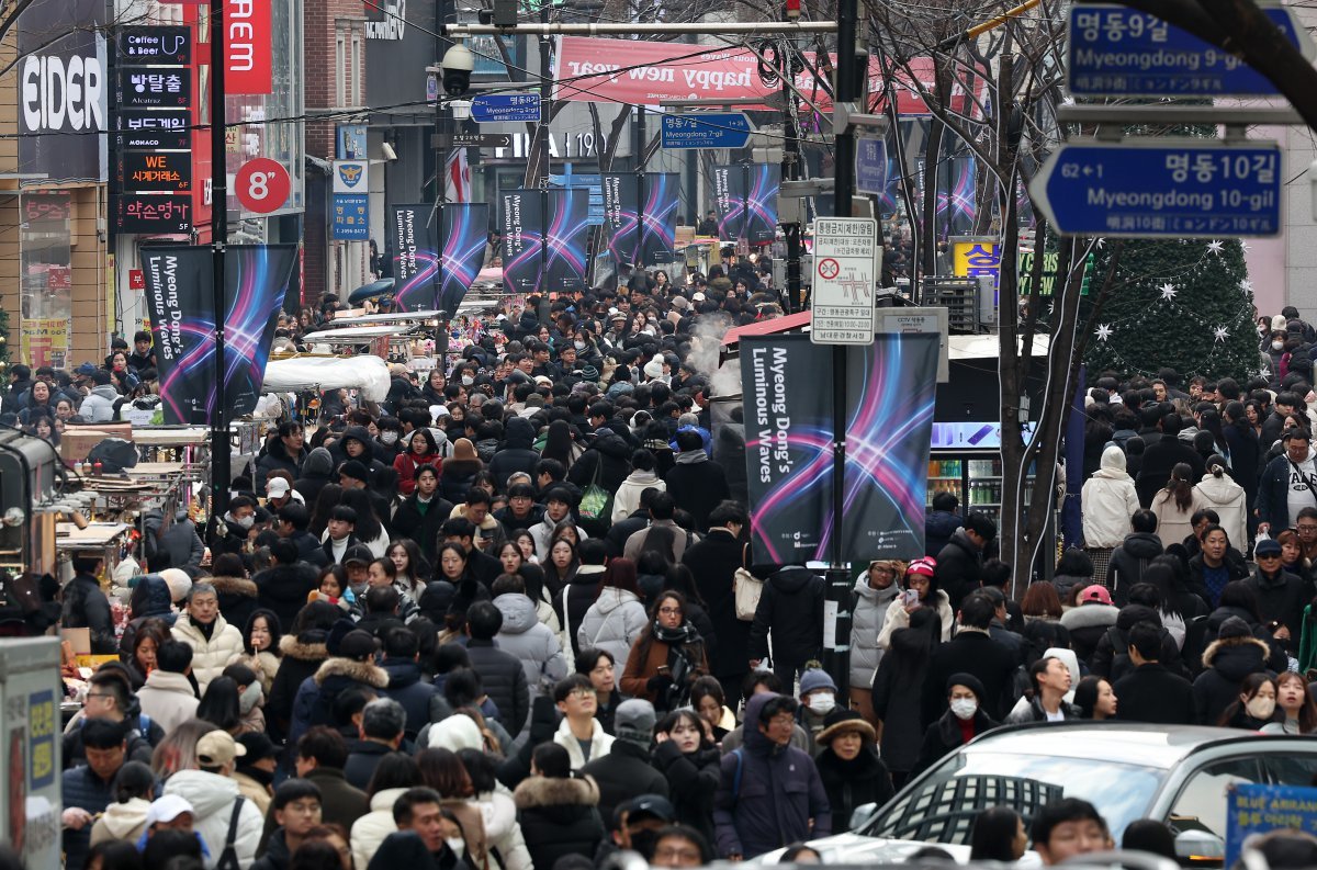 성탄절인 25일 서울 중구 명동거리가 방문객들로 붐비고 있다. 2023.12.25 뉴시스