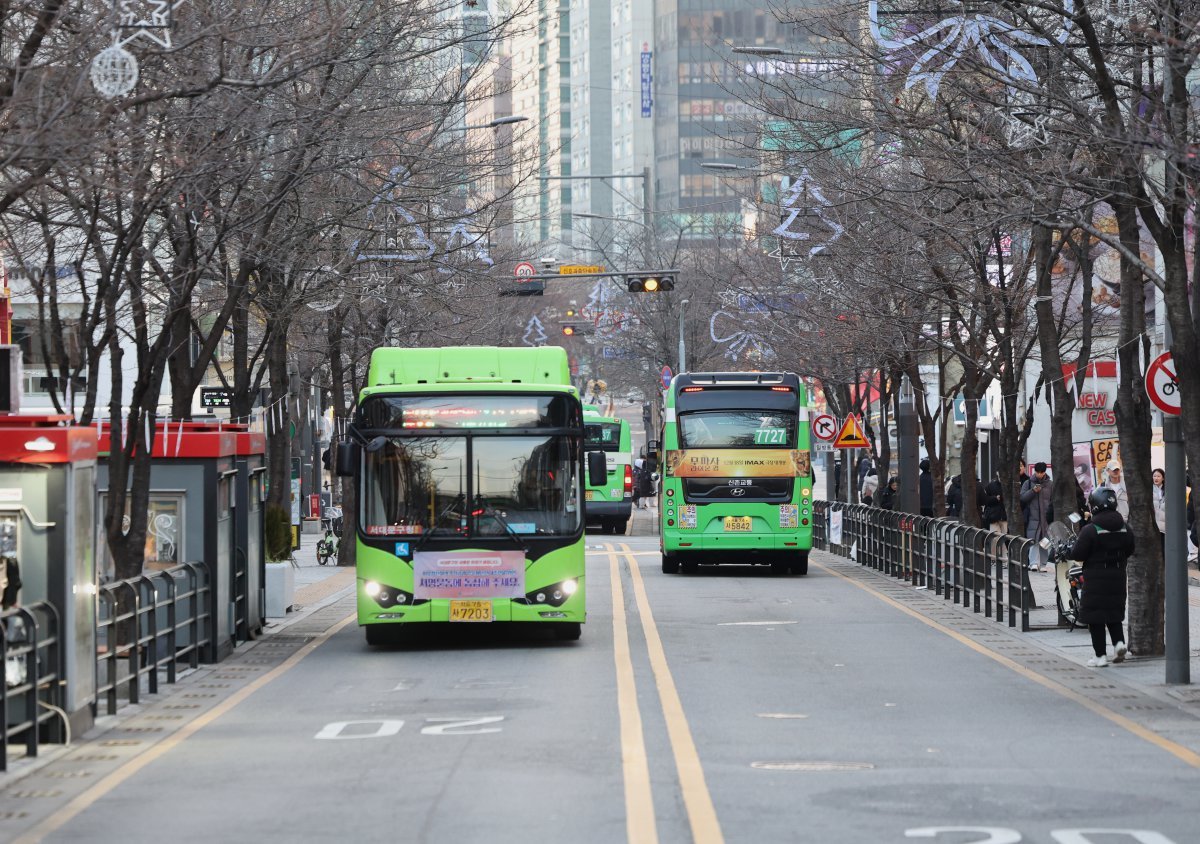 연세로 대중교통지구가 지정된 지 11년 만인 내년 1월1일자로 해제된다.   사진은 19일 택시와 승용차 등 버스를 제외한 차량 통행이 금지된 서울 서대문구 연세로. 뉴시스