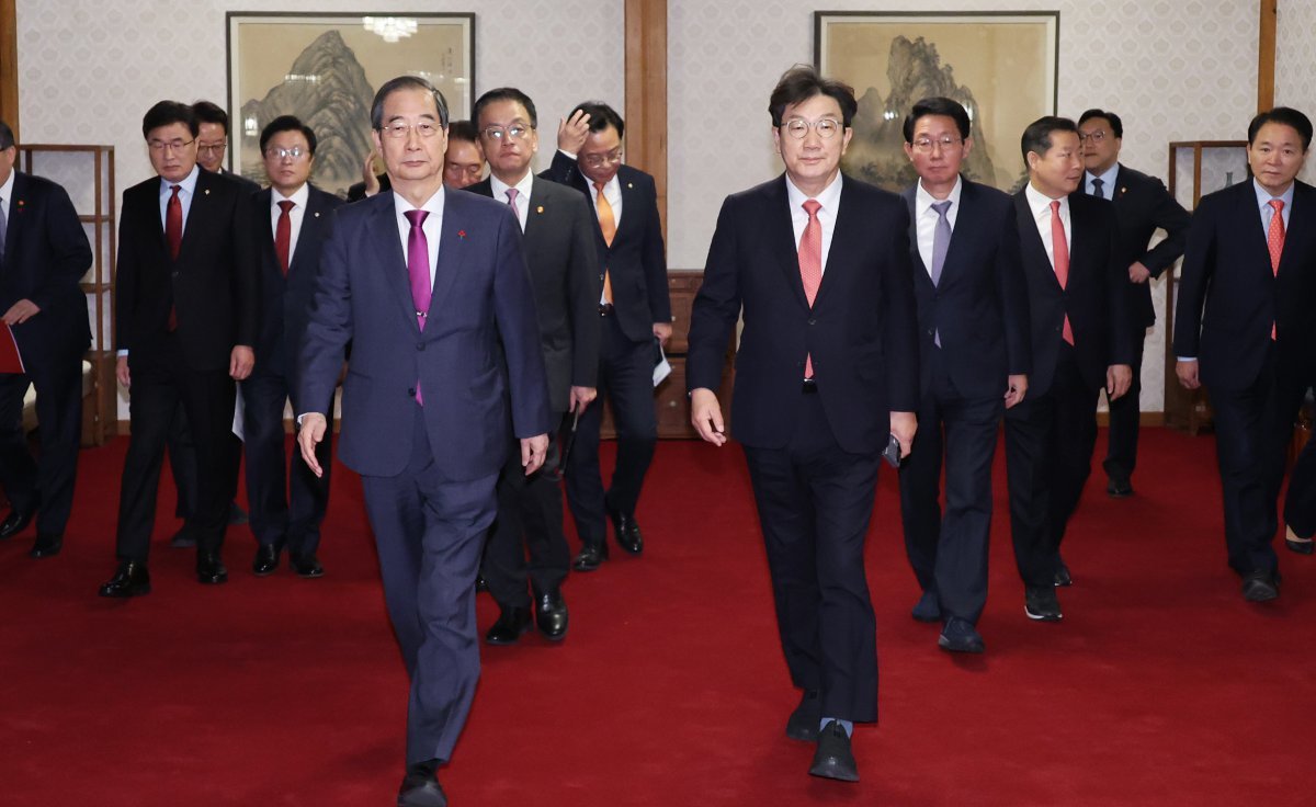 한덕수 대통령 권한대행과 국민의힘 권성동 당대표 권한대행 겸 원내대표가 20일 서울 종로구 삼청동 총리공관에서 기념촬영 후 고위당정협의회 장소로 이동하고 있다. (대통령실통신사진기자단) 뉴시스