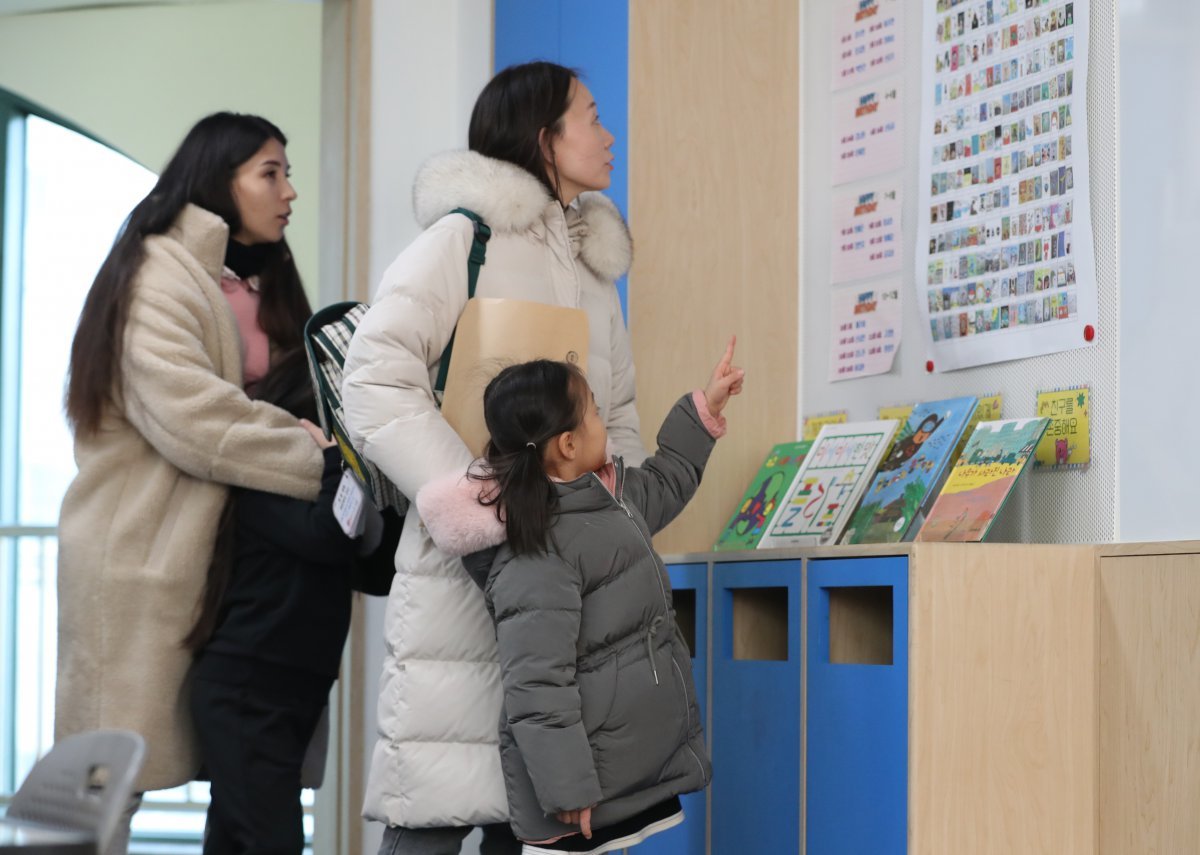 18일 오후 경기 수원시 팔달구 팔달초등학교에서 열린 2025학년도 신입생 예비소집에서 예비신입생들과 학부모가 1학년 교실을 살펴보고 있다. 2024.12.18 (수원=뉴스1)