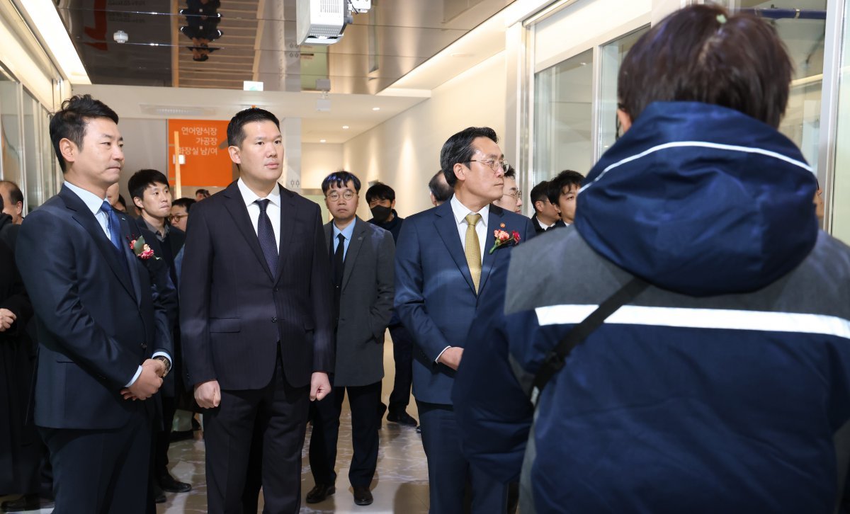 20일 부산 스마트양식 클러스터 준공식에 참석한 허윤홍 GS건설 대표 (가운데), 강도형 해양수산부장관 (오른쪽)