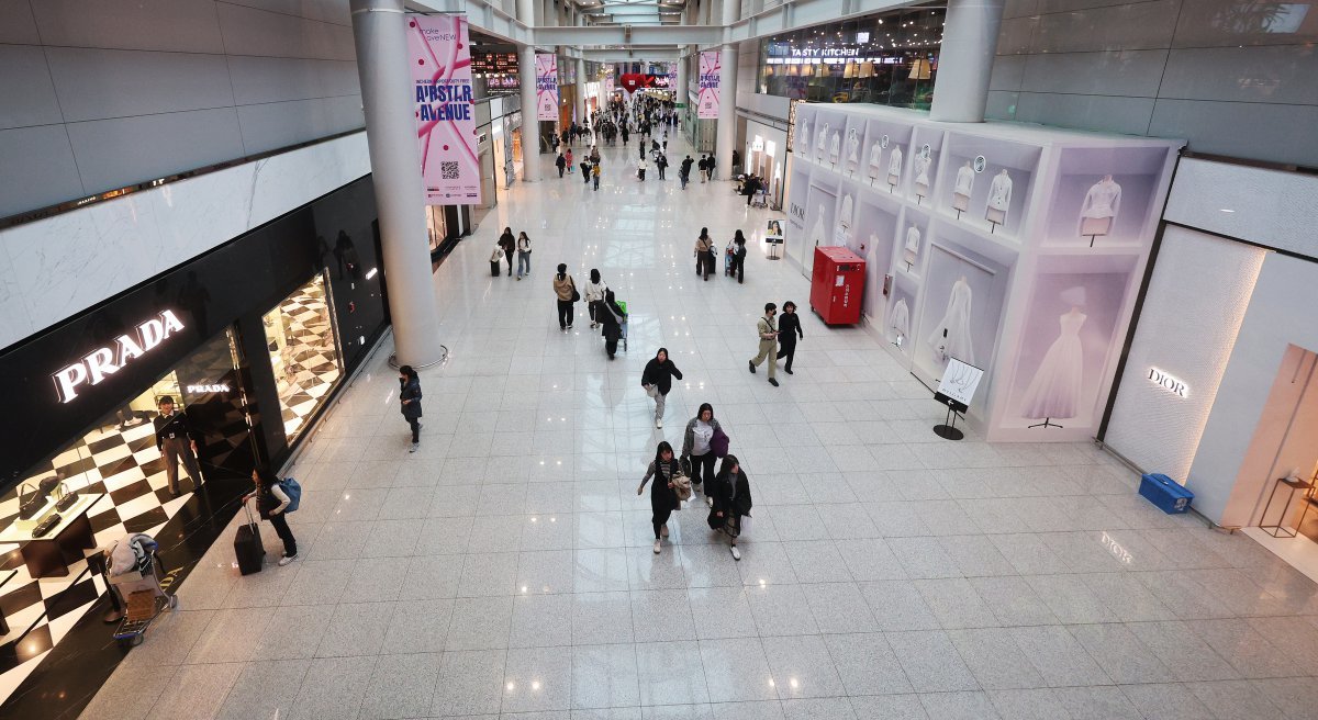 16일 오후 인천국제공항 제1터미널 면세구역에서 여행객들이 이동하고 있다. 2024.12.16 뉴스1