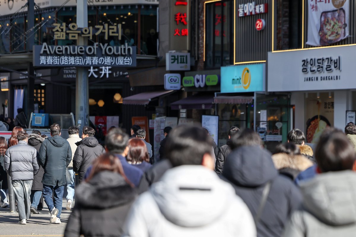 서울 중구의 오피스 밀집 지역에서 직장인들이 점심시간을 맞아 종로3가 일대 먹자골목으로 향하고 있다. 2024.12.18 뉴스1