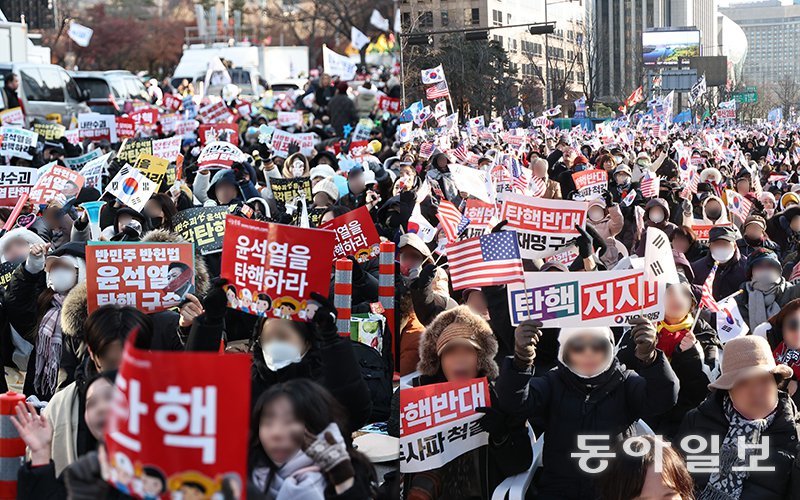 (왼쪽) 14일 서울 여의도 국회의사당 앞에서 열린 윤석열 대통령 탄핵소추안 국회 통과 촉구 집회에서 시민들이 손 피켓을 들고 구호를 외치고 있다. 송은석 기자 silverstone@donga.com / (오른쪽)14일 보수단체 회원들이 서울 세종대로 집회 햔장에서 탄핵반대 구호를 외치고 있다. 신원건 기자 laputa@donga.com