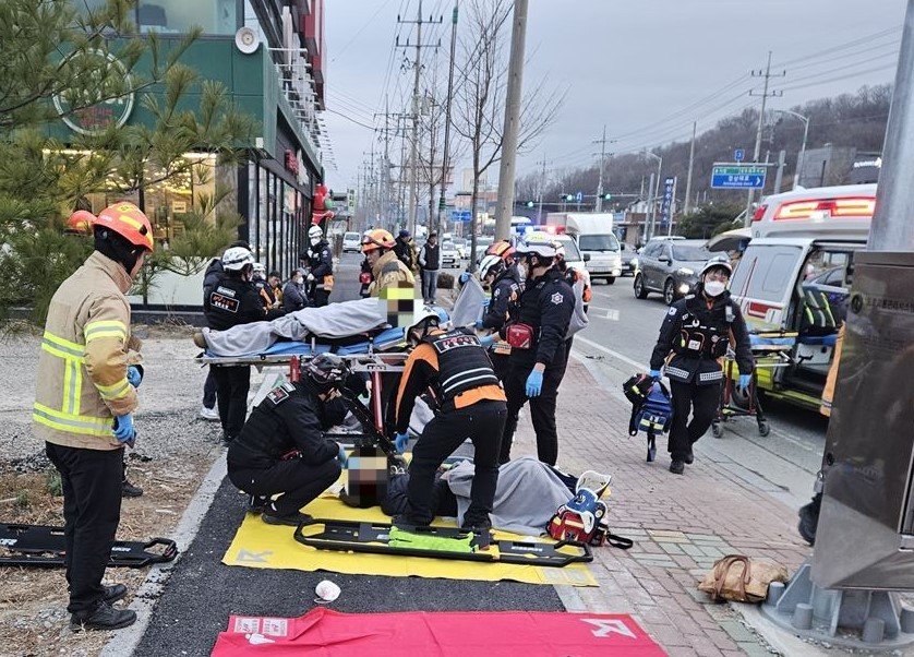 사상자 12명이 발생한 교통사고 현장에 소방당국이 구조된 부상자들을 옮기고 있다(경북소방본부 제공)2024.12.20/뉴스1