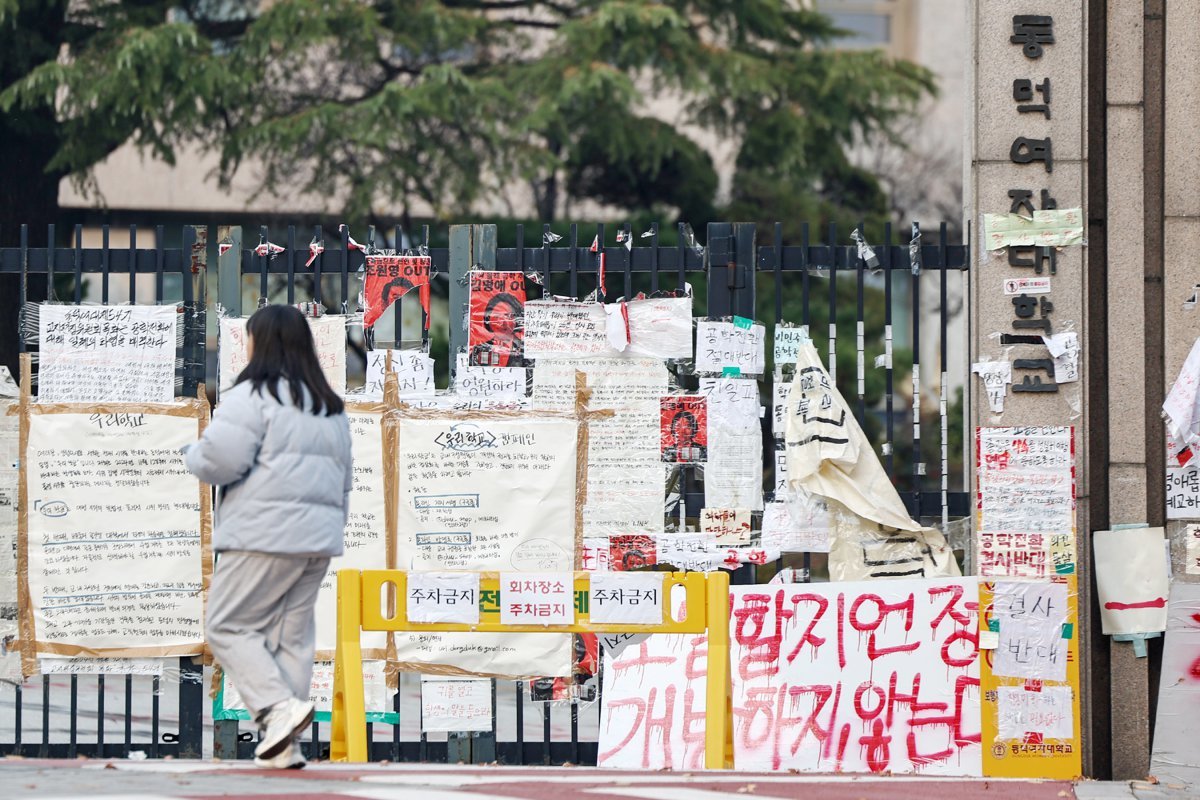 동덕여대가 남녀공학 전환에 반대하며 본관을 점거한 학생들을 상대로 가처분 신청과 형사 고소에 나선 가운데, 총학생회가 본관 점거 해제를 조건으로 학교 측의 사과를 비롯한 5가지 요구사항을 밝히며 사태가 장기화 될 조짐을 보이고 있다. 2일 서울 성북구 동덕여자대학교 정문 일대가 남녀공학 전환에 반대하는 학생들의 대자보 등으로 어수선한 분위기를 나타내고 있다. 2024.12.2/뉴스1