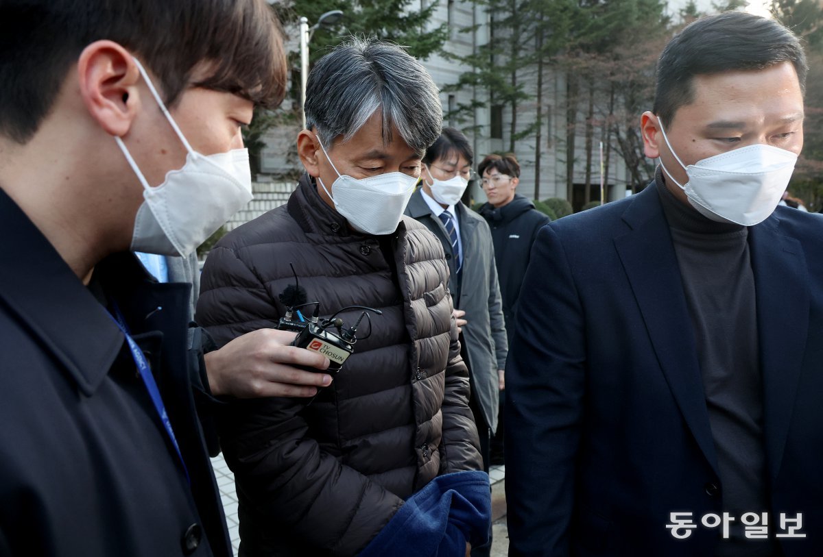 비상계엄과 관련해 내란 혐의를 받는 조지호 경찰청장이 13일 오후 서울 서초구 서울중앙지법에서 영장실질심사를 마친 뒤 나오고 있다. 송은석 기자 silverstone@donga.com