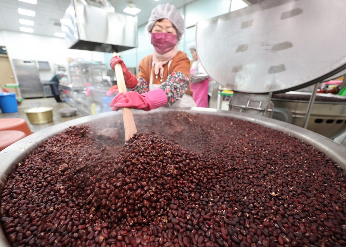 동지를 하루 앞둔 20일 오전 인천 서구 황룡사에서 불자들이 팥죽을 만들 팥을 삶고 있다. 2024.12.20 뉴시스