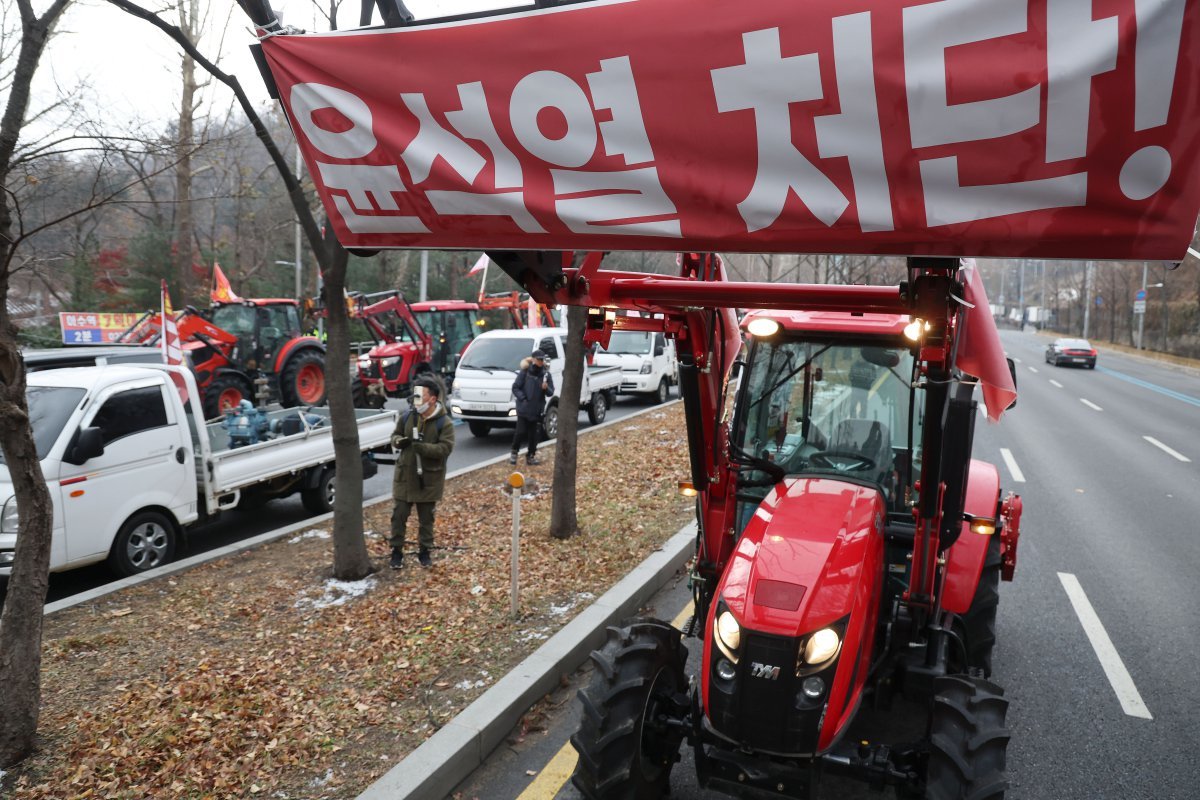 전국농민회총연맹 전봉준 투쟁단 농민들이 21일 윤석열 대통령 체포 등을 촉구하며 트랙터와 트럭 수십 대를 몰고 상경하던 중 서울 남태령 고개 인근에서 경찰에 가로막혀 있다. 2024.12.21. 뉴시스.