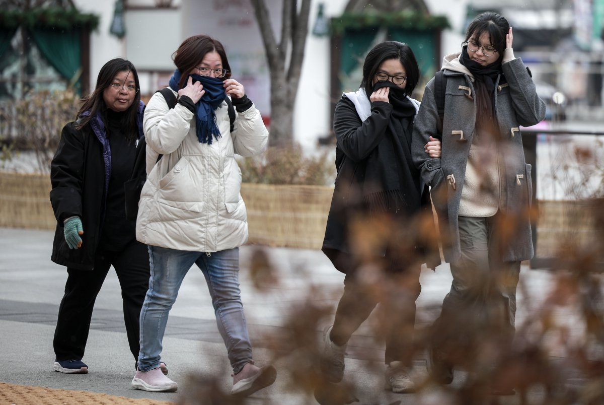 눈이 내린 16일 서울 종로구 광화문광장에서 두꺼운 옷 차림을 한 시민들이 이동하고 있다. 2024.12.16. 서울=뉴시스