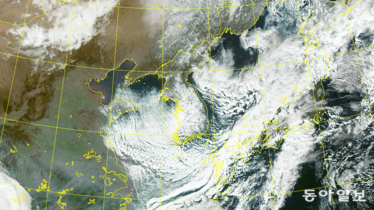 2024년 12월 21일 오후 3시경 우리나라 주변의 위성사진. 서해안의 구름 모양으로 볼 때 한기가 내려오고 있음을 알 수 있습니다. 국가기상위성센터