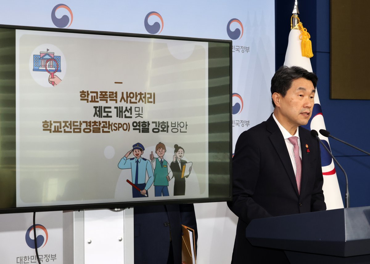 이주호 사회부총리 겸 교육부 장관이 7일 오전 서울 종로구 정부서울청사 별관에서 학교폭력 사안처리 제도 개선 및 학교전담경찰관 역할강화 방안 합동브리핑을 하고 있다. 2023.12.07 뉴시스