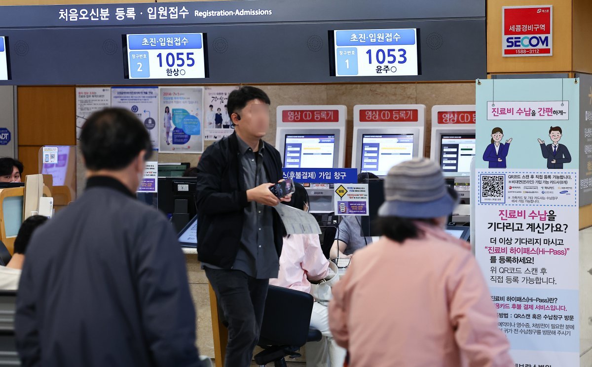 8일 오전 서울 시내의 한 대학병원에서 보호자들이 진료비 수납을 기다리고 있다.   통계청 국가통계포털에 따르면 올해 1분기 입원진료비 물가지수는 1년 전보다 1.9% 상승했다. 2017년 3분기(1.9%) 이후 6년 반 만의 최대 상승 폭이다. 입원진료비 상승률은 코로나19 팬데믹 당시인 2020년 3∼4분기 1.8%를 기록한 뒤 2년간 1.5%를 유지했지만 지난해(1.7%)에 이어 올해 상승 폭이 확대됐다. 2024.05.08 뉴시스