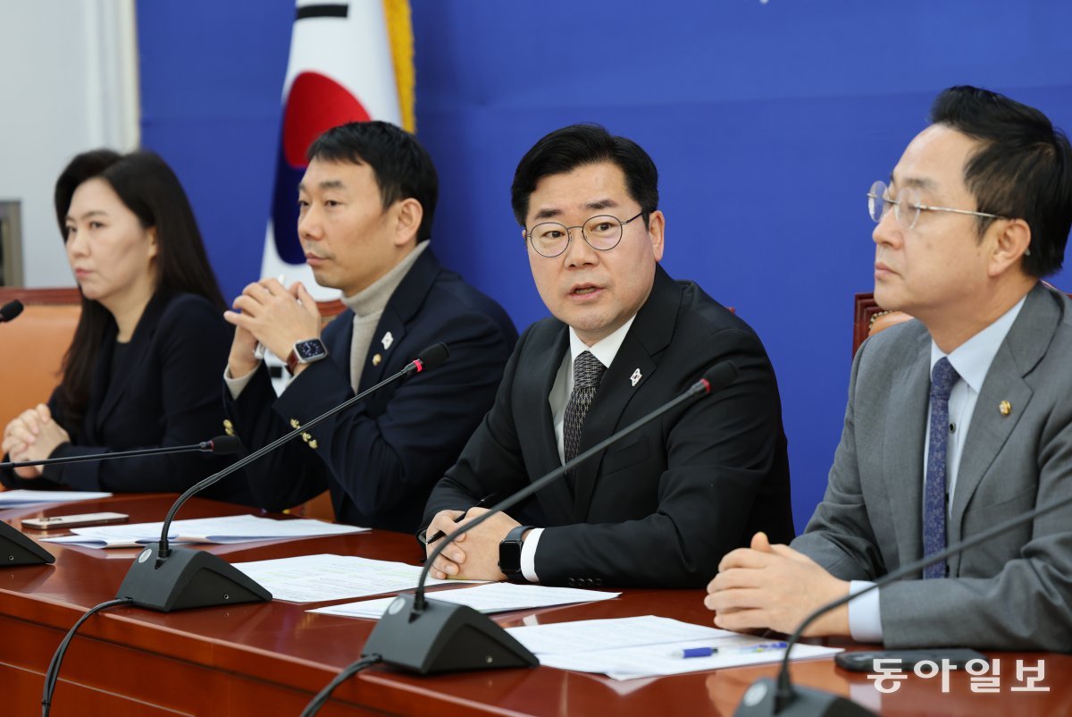 박찬대 더불어민주당 원내대표가 일요일인 22일 국회에서 기자간담회를 열고 한덕수 대통령 권한대행을 향해 오는 24일까지 ‘내란 특검법’과 ‘김건희 여사 특검법’을 공포하라고 촉구했다. 박 원내대표는 “24일까지 상설특검 후보자 추천 의뢰와 내란·김건희 특검법 공포를 하지 않는다면 즉시 책임을 묻겠다”고 이같이 밝혔다. 2024.12.22

이훈구 기자 ufo@donga.com