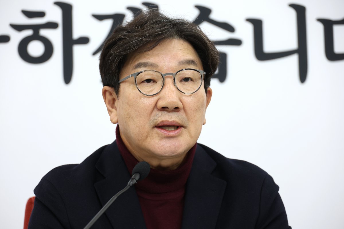 국민의힘 권성동 대표 권한대행 겸 원내대표가 22일 오전 서울 여의도 국회에서 현안 관련 기자간담회를 하고 있다. 뉴스1