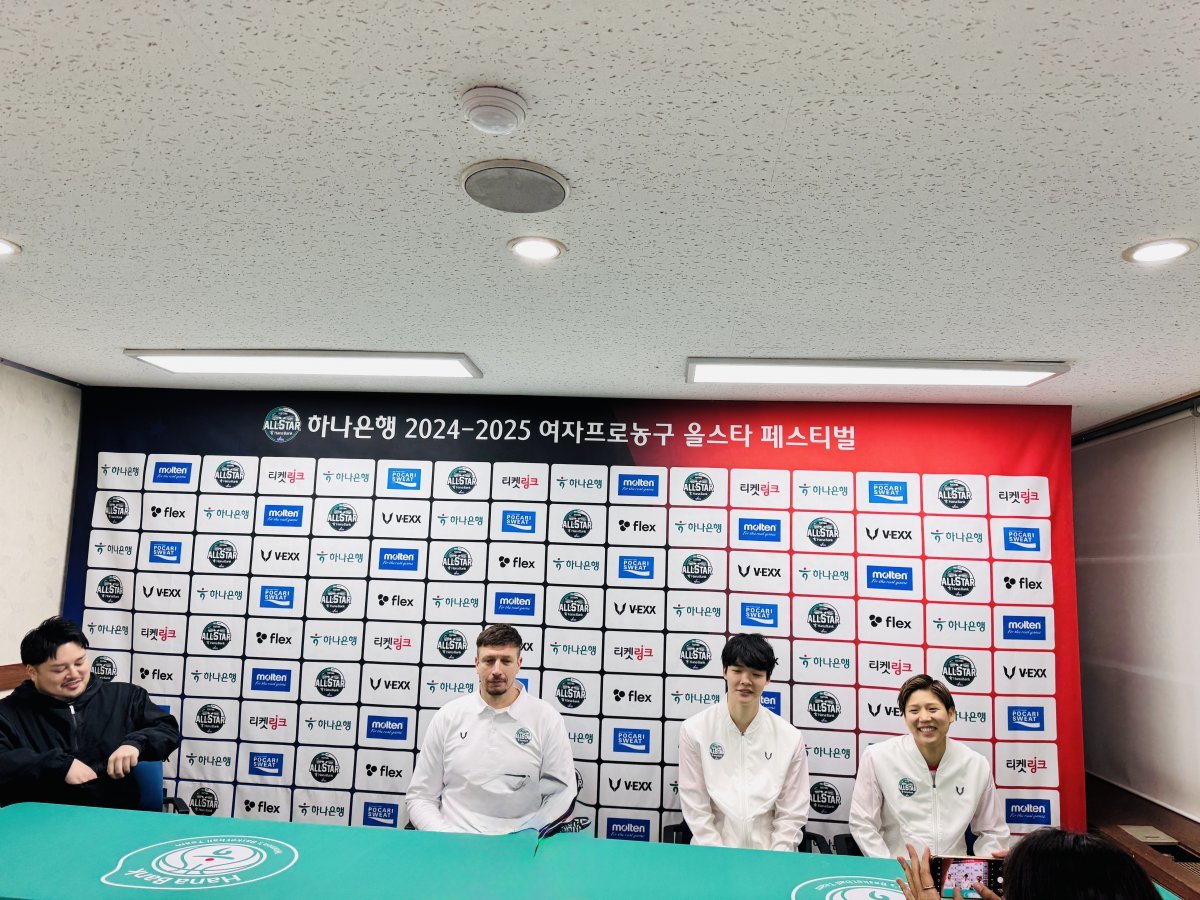 WKBL 올스타 페스티벌에 참가한 일본 농구대표팀  부크사노비치 감독(왼쪽부터), 아카호, 마치다. 뉴스1