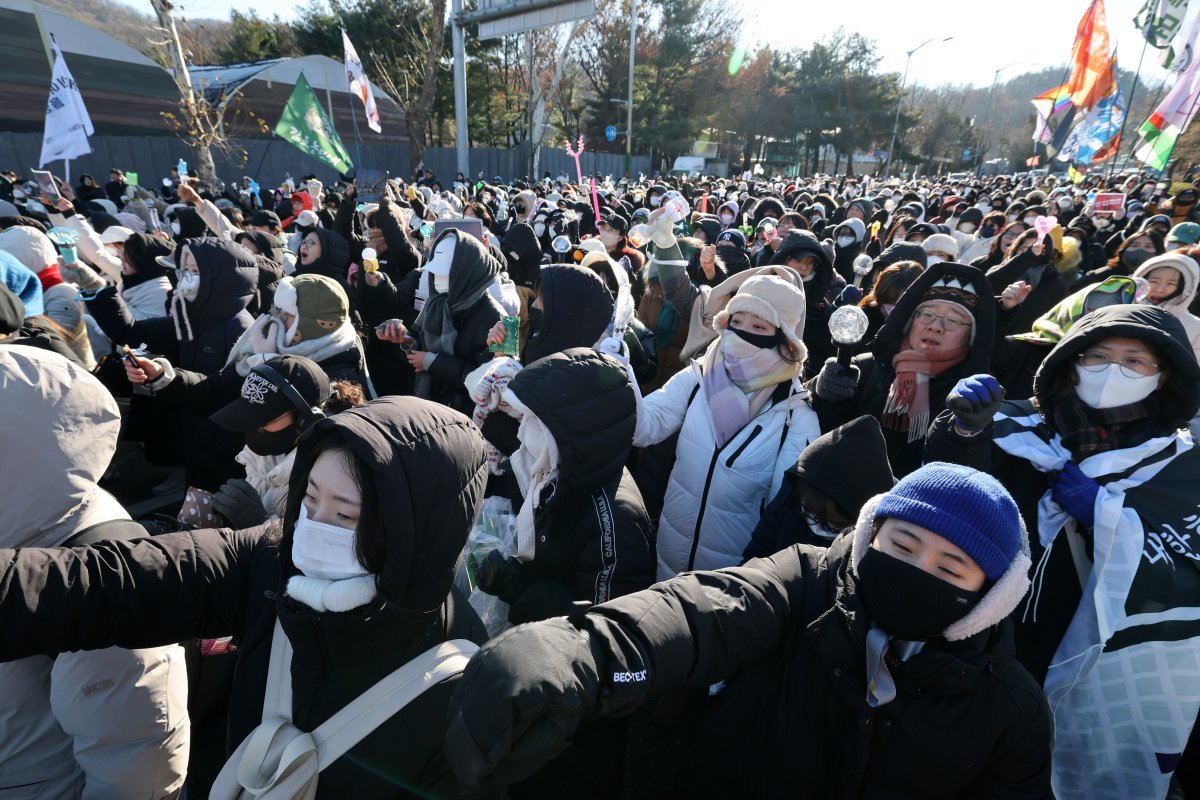 전국농민회총연맹(전농) ‘전봉준 투쟁단’ 농민들과 시민들이 22일 서울 남태령 고개 인근에서 윤석열 대통령 체포와 구속을 촉구하는 집회를 하고 있다. 2024.12.22. 뉴스1