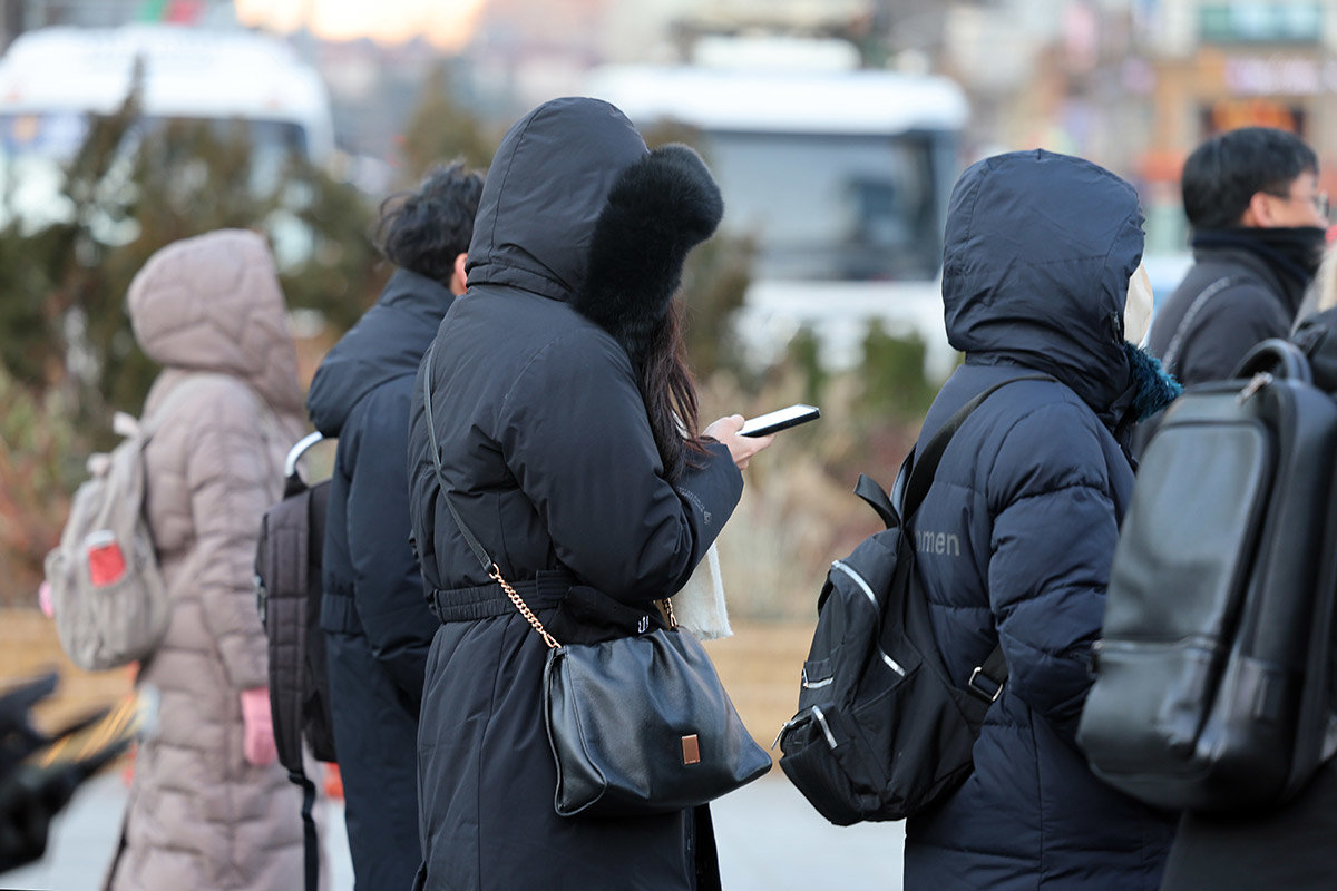 19일 오전 서울 세종대로사거리에서 시민들이 출근길 발걸음을 재촉하고 있다. 2024.12.19 뉴스1