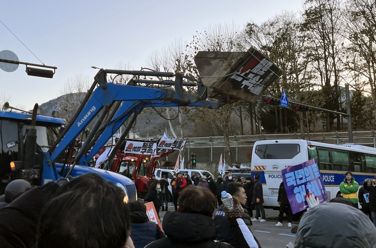 전국농민회총연맹(전농)의 트랙터들이 경찰 차벽과 이틀째 대치 중인 22일 오후 서울 서초구 남태령에서 대규모 집회 후 서울 용산구 한남동 대통령 관저로 향하고 있다. 뉴스1