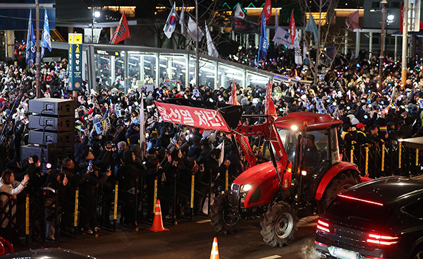 22일 오후 전국농민회총연맹(전농) ‘전봉준 투쟁단’ 농민들이 트랙터를 몰고 서울 용산구 한강진역 인근을 지나 윤석열 대통령의 관저로 향하고 있다. 이들은 서울 서초구 남태령 고개 인근에서 경찰과 28시간가량 대치한 끝에 서울 시내진입에 성공했다. 뉴스1