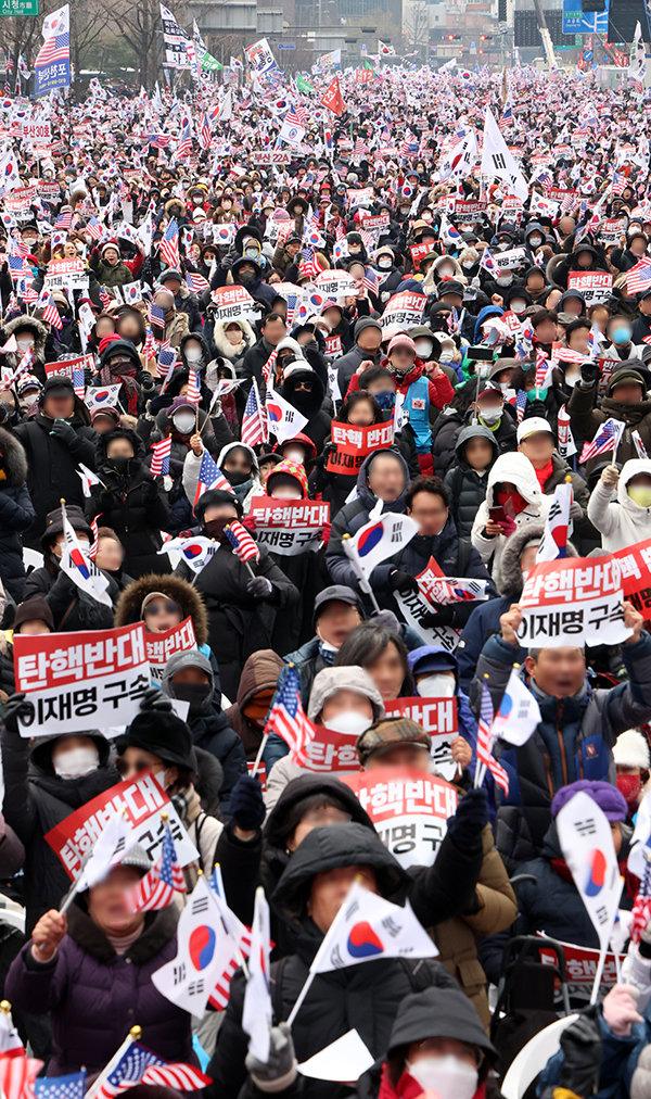 전날 서울 중구 세종대로 일대에서 열린 ‘탄핵 결사반대 및 헌법재판관 임명 불가 광화문 국민혁명대회’에 참가한 시민들이 윤 대통령 탄핵에 반대하는 구호를 외치고 있다. 뉴스1