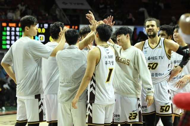 최근 5연승을 질주한 창원 LG 선수단. (KBL 제공)