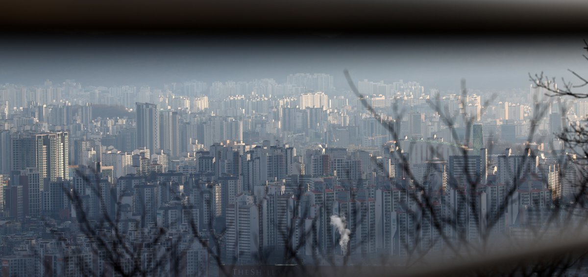 윤석열 대통령의 탄핵으로 부동산 시장이 심각한 불확실성에 휩싸였다. 앞서 박근혜 전 대통령 탄핵 정국 당시 아파트값은 단기간 하락했다.  사진은 15일 남산에서 바라본 서울 시내 아파트 단지 모습. 2024.12.15 뉴시스