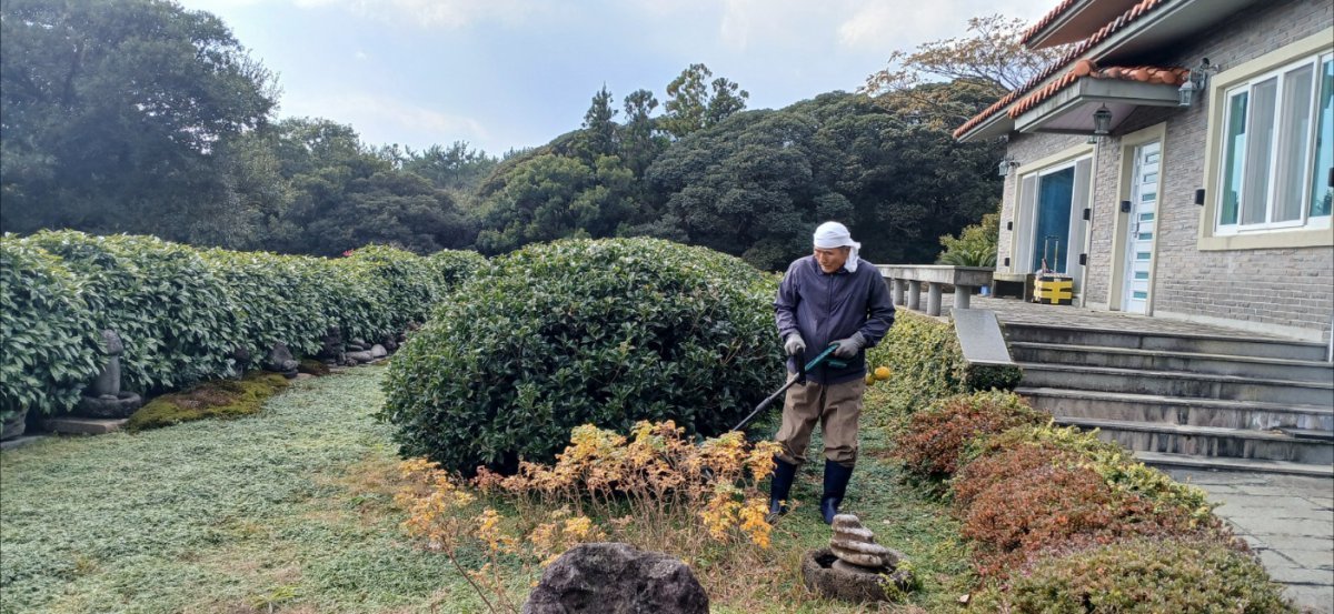 유백만 감독이 제주 서귀포 돈내코에 있는 집 앞 정원을 돌보고 있다. 유백만 감독 제공