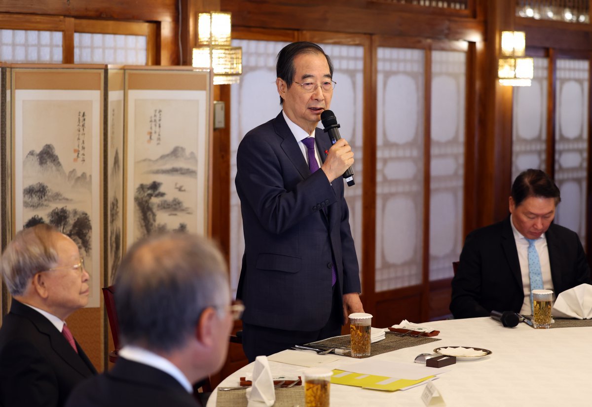 한덕수 대통령 권한대행 국무총리가 23일 서울 국무총리 서울공관에서 열린 경제단체 오찬 간담회에서 발언하고 있다. 2024.12.23. 서울=뉴시스