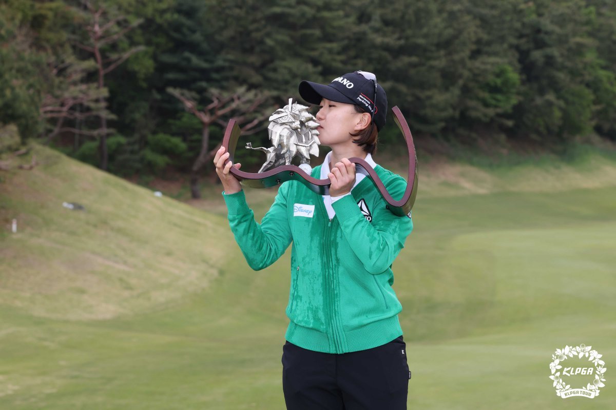 한국여자프로골프(KLPGA)투어 데뷔 9년 차인 최은우가 지난해 넥센·세인트나인 마스터즈에서 우승한 뒤 트로피에 입을 맞추고 있다. 우승 트로피는 세인트나인 골프공에 그려진 사자 캐릭터 레오를 형상화했다. KLPGA 제공