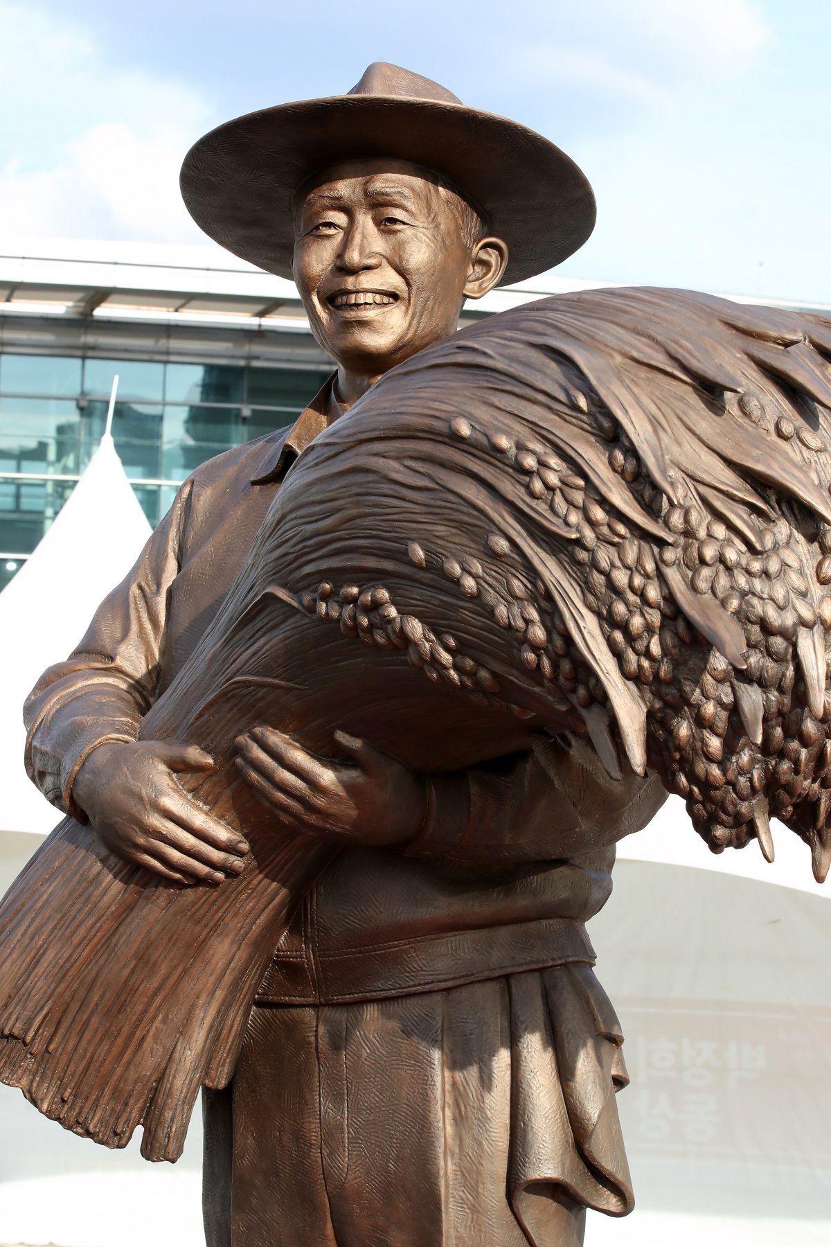 23일 오후 대구 동구 동대구역 광장에 모습을 드러낸 박정희 전 대통령 동상. 동상 건립에 대한 찬반 의견이 팽팽하게 맞서는 가운데 동상 제막 후 현장에서는 박정희 전 대통령과 닮지 않았다는 반응도 나오고 있다. 2024.12.23/뉴스1