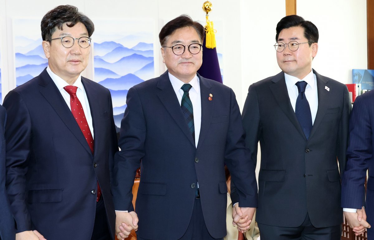 우원식 국회의장(가운데)와 권성동 국민의힘 대표 권한대행 겸 원내대표(왼쪽), 박찬대 더불어민주당 원내대표가 23일 국회의장실에서 열린 회동에서 기념촬영을 하고 있다. (공동취재) 2024.12.23