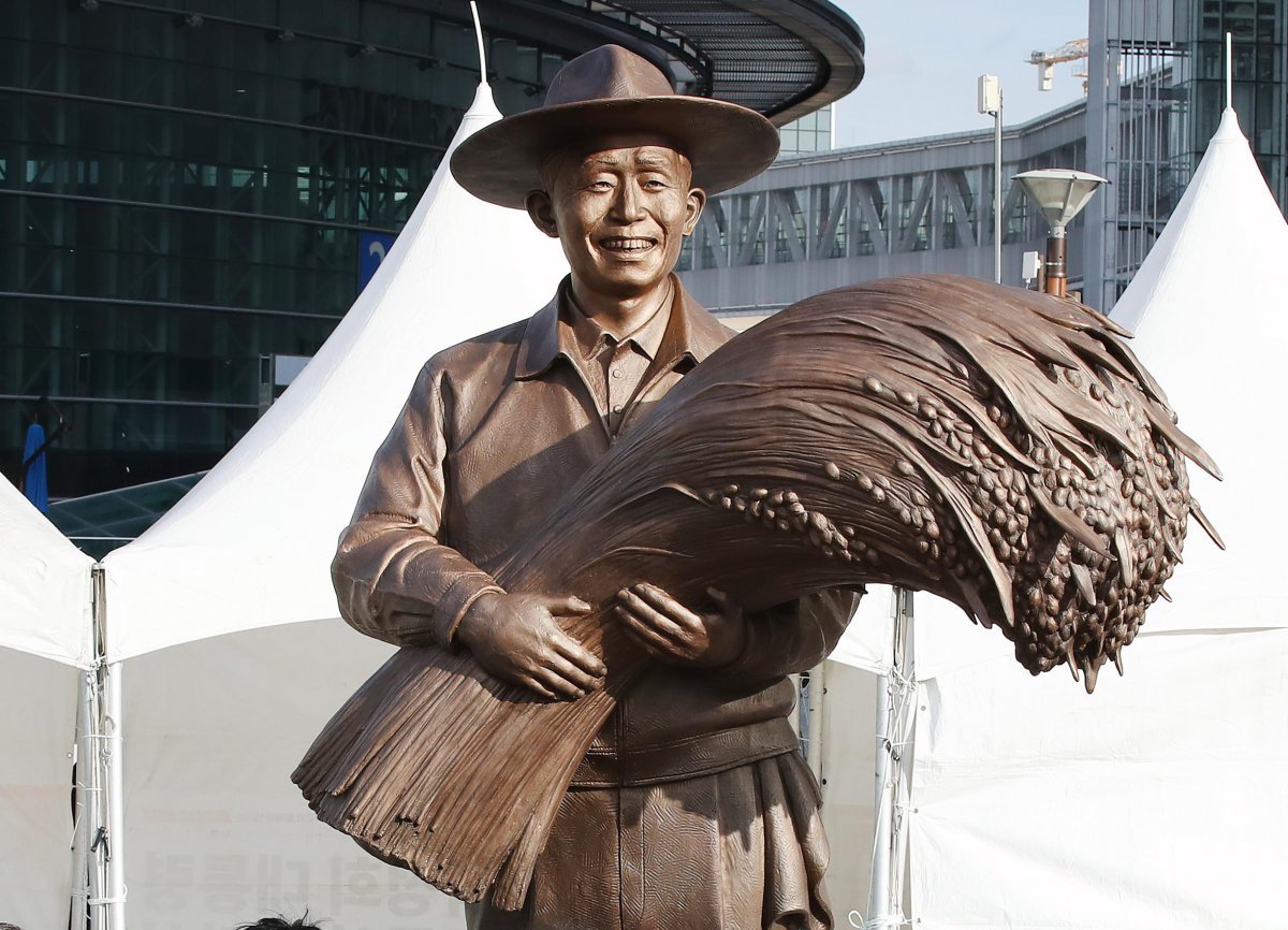 23일 오후 대구 동구 동대구역 박정희광장에서 열린 ‘박정희 대통령 동상 제막식’에서 공개된 동상. 이날 행사에는 홍준표 대구시장 등이 참석했다. 대구=뉴스1