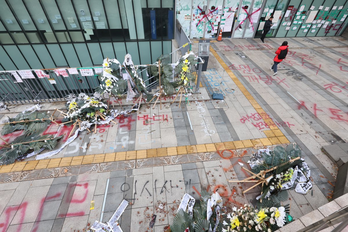 2일 서울 성북구 동덕여자대학교 100주년기념관 일대가 남녀공학 전환에 반대하는 학생들의 ‘래커 시위’ 등으로 어수선한 분위기를 나타내고 있다. 2024.12.2/뉴스1