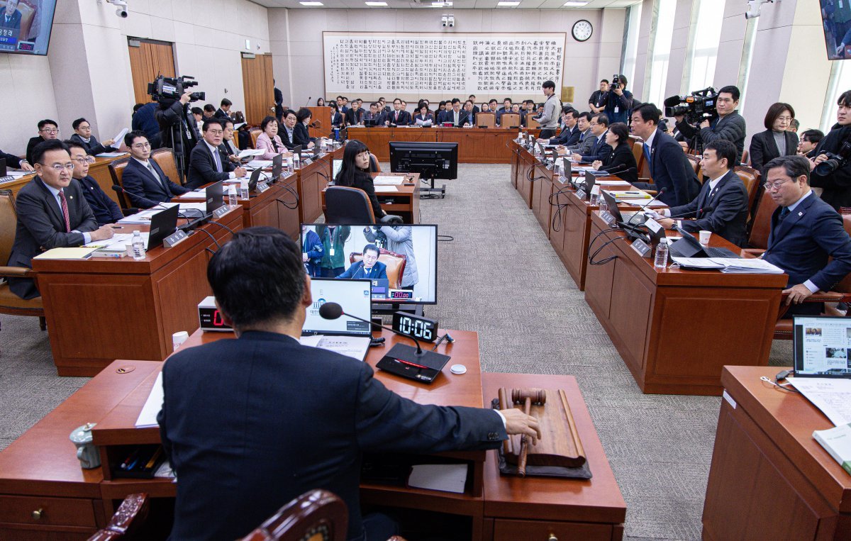 정청래 국회 법제사법위원회 위원장이 24일 오전 서울 여의도 국회에서 법사위 전체회의에서 여야 의원들이 언쟁이 심해지자 정회를 선포하고 있다. 2024.12.24 뉴스1