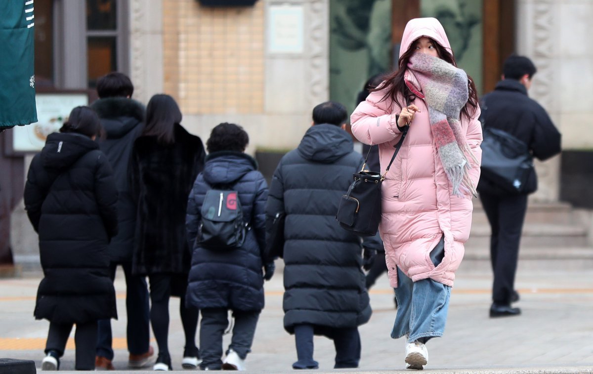 아침 기온이 영하 10도 내외로 떨어지며 추운 날씨를 보인 23일 서울 종로구 광화문네거리에 두꺼운 옷차림을 한 시민들이 이동하고 있다. 2024.12.23 [서울=뉴시스]