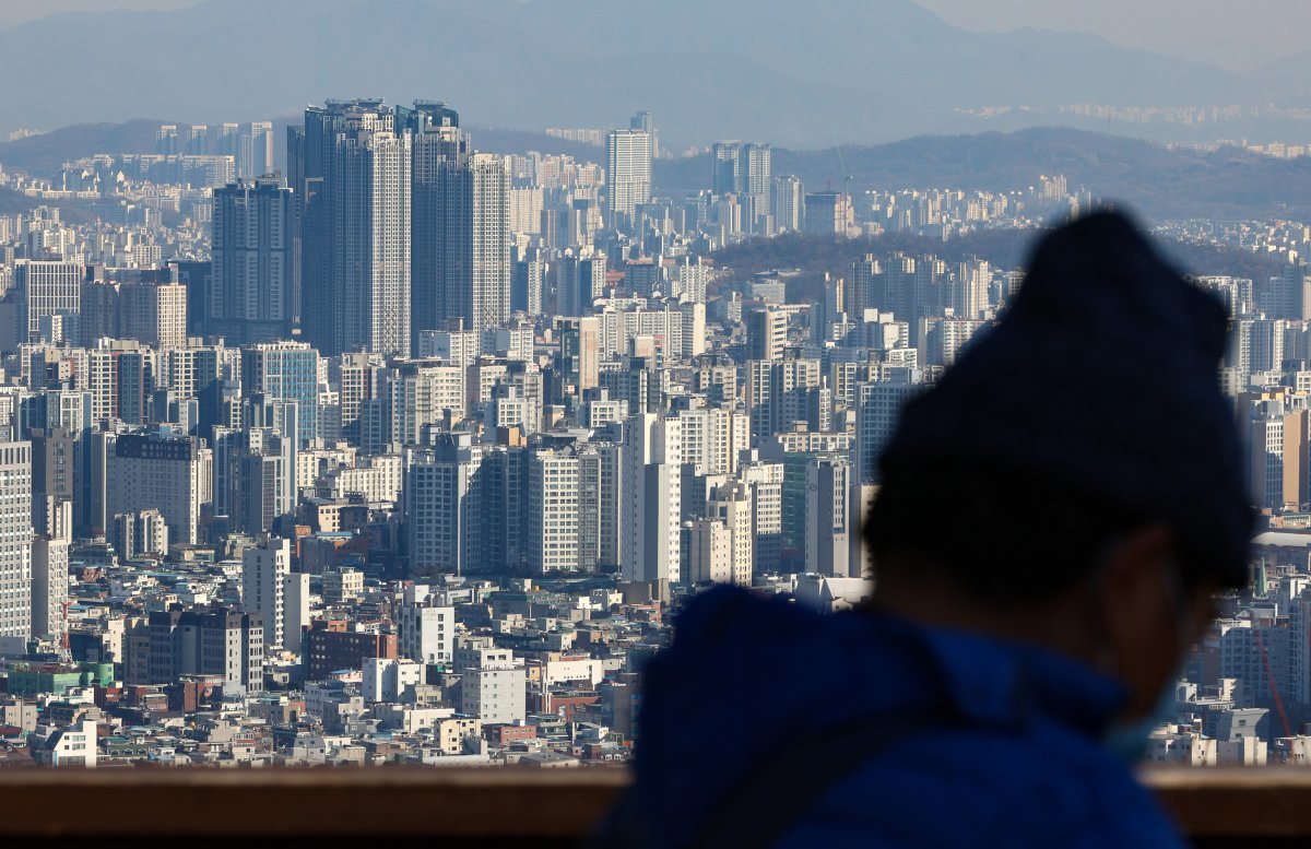 24일 한국은행이 발표한 ‘12월 소비자동향조사’에 따르면 1월(92) 하락 이후 상승세를 이어가던 주택가격전망CSI가 아파트 매매가격 상승세 둔화와 서울 아파트 매매거래 감소 영향으로 103을 기록, 전달(109)보다 6포인트 떨어지며 3개월 연속 하락했다. 사진은 이날 서울 남산에서 바라본 주택 밀집지역. 2024.12.24. [서울=뉴시스]