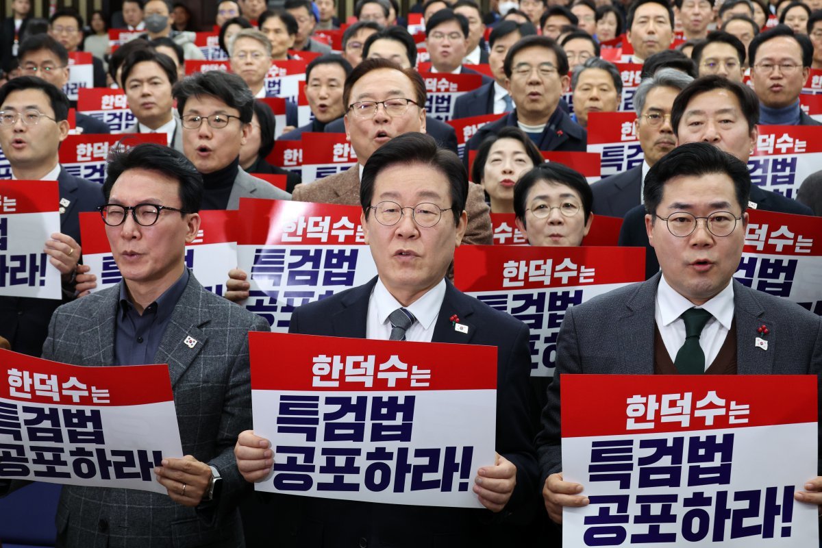 더불어민주당 이재명 대표(앞줄 가운데)와 박찬대 원내대표 등 의원들이 24일 서울 여의도 국회에서 열린 의원총회에서 한덕수 대통령 권한대행 겸 국무총리의 내란 특검법·김건희 특검법 공포를 촉구하는 피케팅을 하고 있다. 뉴시스