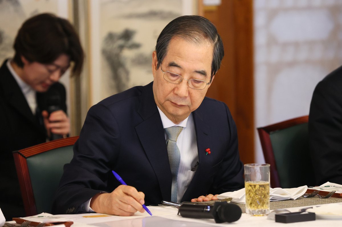 한덕수 대통령 권한대행 국무총리가 24일 오후 서울 종로구 국무총리 공관에서 열린 서울재팬클럽 오찬간담회에서 메모를 하고 있다. (국무총리실 제공) 2024.12.24