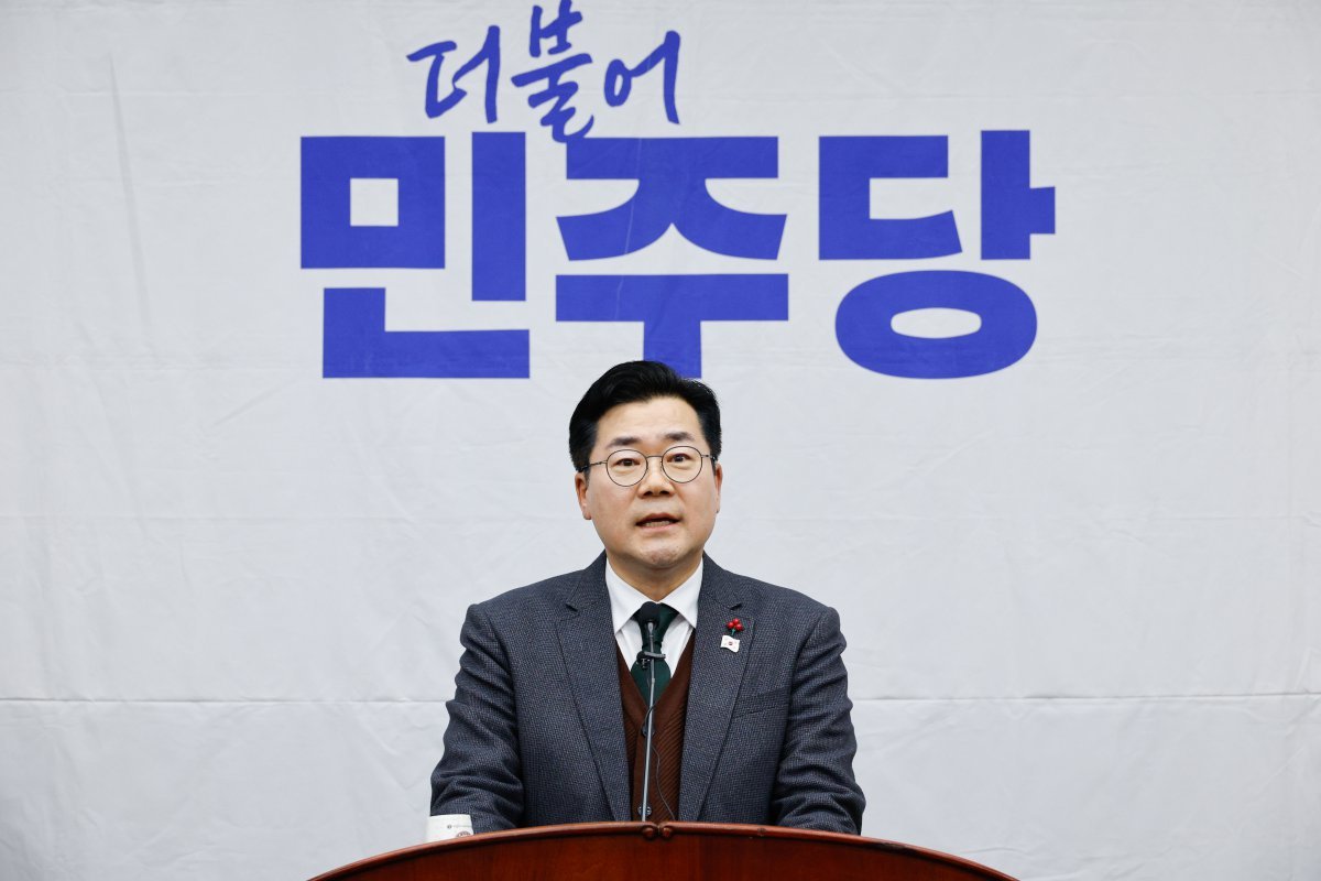 박찬대 더불어민주당 원내대표가 24일 오후 서울 여의도 국회에서 열린 의원총회에서 모두 발언을 하고 있다. 2024.12.24/뉴스1