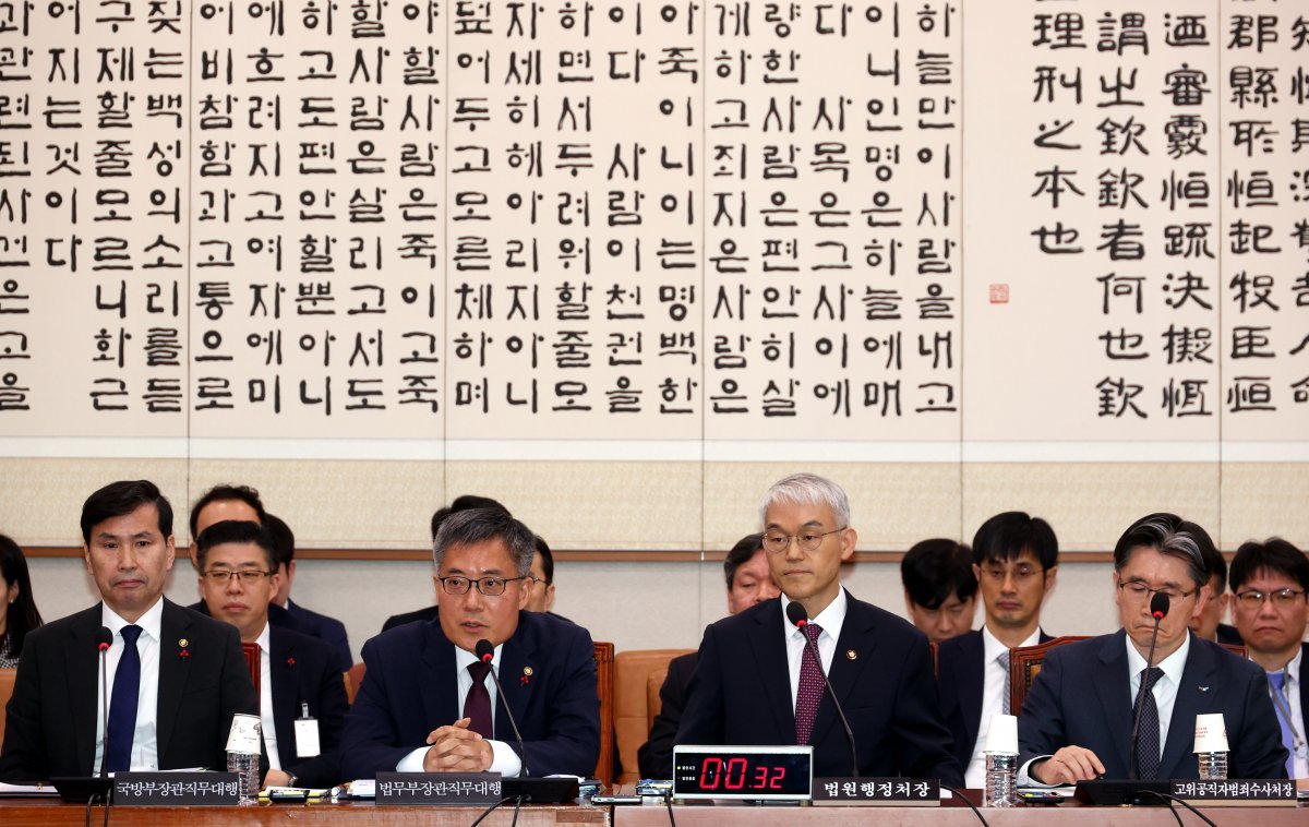 김석우 법무부 장관 직무대행이 24일 오후 서울 여의도 국회에서 열린 법제사법위원회 전체회의에서 의원들의 질의에 답변하고 있다. 왼쪽부터 김선호 국방부 장관 직무대행, 김 법무부 장관 직무대행, 천대엽 법원행정처장, 오동운 고위공직자범죄수사처장. 2024.12.24. 서울=뉴시스